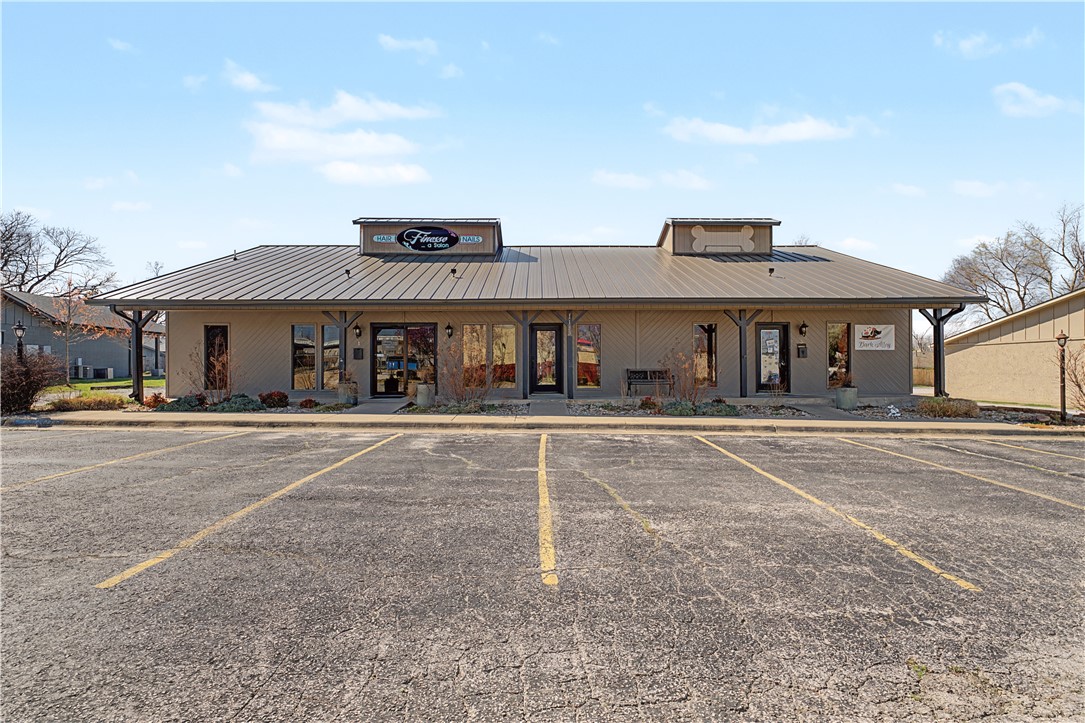 Beautifully finished out office space with tenants in place just minutes from downtown and major commercial corridors. A great opportunity for both investors and owner-users, with many potential uses. Current tenants include a hair salon and pet boarding.

Income-producing flex space.
Convenient access to Downtown Bentonville and Walmart Headquarters.
Situated near major corridors including Walton Blvd and I-49.
Strong surrounding demographics with continued residential and commercial growth.
Located within minutes of retail, dining, and business hubs.