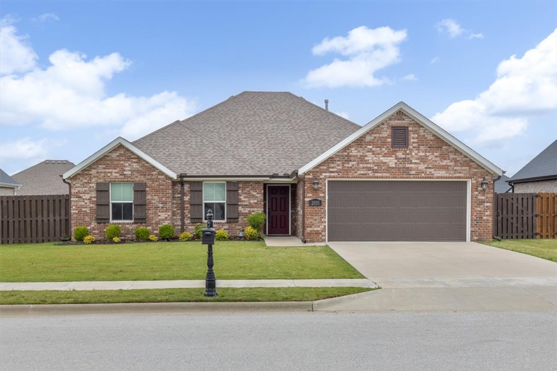 Like-new home built in 2020 featuring 3 bedrooms, 2 full baths, and an open floor plan designed perfectly for entertaining! This beautiful home offers an upgraded GE Profile stainless steel appliance package and Bosch dishwasher. Spacious living areas and a stunning master suite complete with his-and-her closets. Step outside to enjoy the fenced backyard with entire sprinkler system, sand traps, a golf hole, upgraded exterior lighting, and a covered patio that’s ideal for grilling, relaxing, and hosting family and friends. Located in the desirable Chandler Run subdivision, this home offers convenient access to Interstate 49, shopping, dining, and highly sought-after Rogers schools. Don’t miss the opportunity to make this move-in ready home yours!