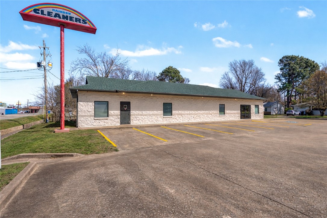 2,700 sqft mixed use space in the heart of Springdale. Recent renovations including new roof, new sealed concrete floors, new bathrooms, new ceiling tiles. Great location for any type of business with the convenient access to Highway 71 Business. Lease structure is NNN. Call agent for more info.