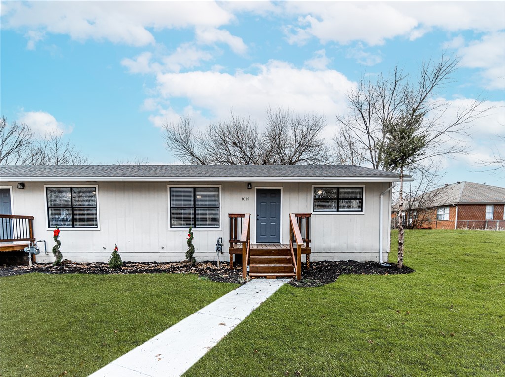 Welcome to this stunning, newly renovated home in Siloam Springs, AR! This charming house features 2 bedrooms and 1 bathroom, perfect for those looking for a cozy space to call home. The newly updated interior is sure to impress, with modern finishes and plenty of natural light. The spacious backyard is a nature lover's dream, filled with beautiful trees and plenty of room for outdoor activities. Don't miss out on the opportunity to make this house your new home sweet home.