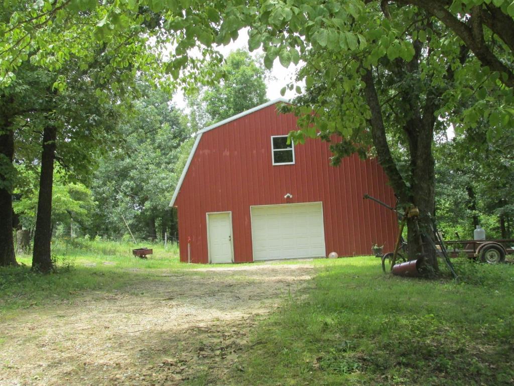 Beautiful, peaceful and wooded (but brush cleared) land suitable for an estate or development. Comes with 1500 sq.ft. concrete floor barn. Water & electric. Barn loft is perfect for an apartment, guest apartment, etc. Owner financing is available with 20% down.