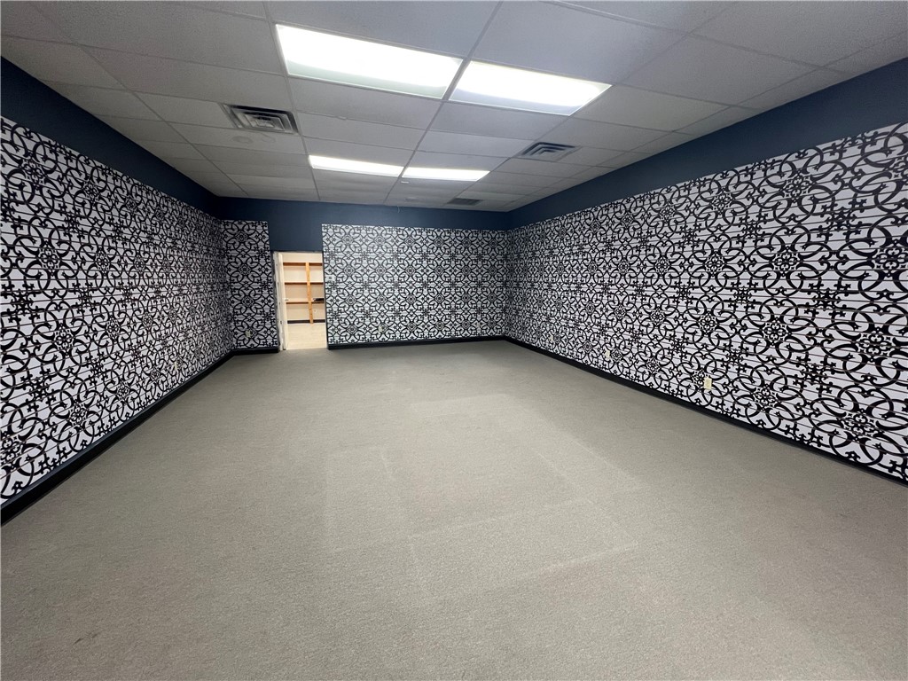 1,500 ±SF retail space available for lease
• Lease Rate: $21.50/SF NNN
• 2nd generation retail space with direct visibility & signage
opportunity on N College Ave
• Co-Tenants & neighbors include: The UPS Store, Grand
Savings Bank, Evelyn Hills Shopping Center, University of
Arkansas
• 29,000 VPD on N College Ave