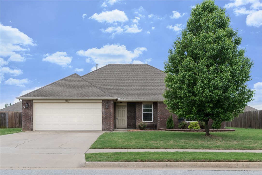 Well maintained home located in a established subdivision in Pea Ridge. Your going to love this one owner home. Nice flat back yard,easy to maintain brick exterior, granite counter tops, and a covered patio are a few of the features you will enjoy. Water heater was replaced in April-2017!