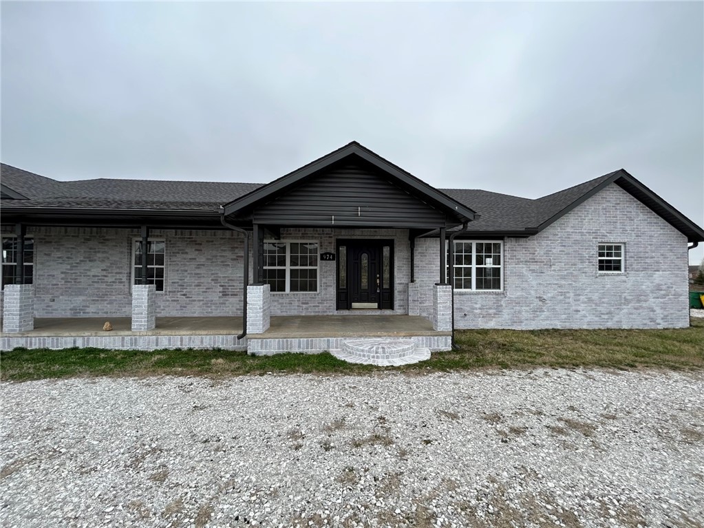 Freshly remodeled duplex unit for lease. This home includes spacious areas in the living room and kitchen, as well as three bedrooms, an eight burner gas range, and plenty of cabinet storage space.