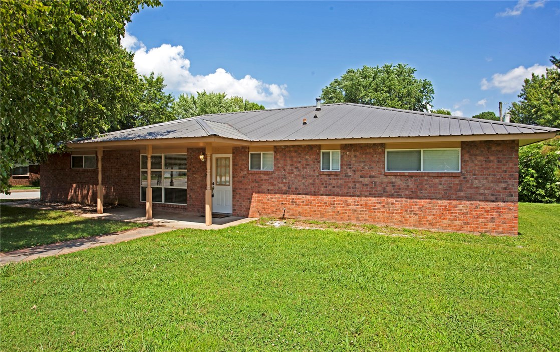Great newly remodeled home in Peaceful Valley Estates. 3 bedroom 2 bath home is centrally located and near to Walker Elementary and Helen Tyson Middle School. Wood burning fireplace. large yard on corner lot.