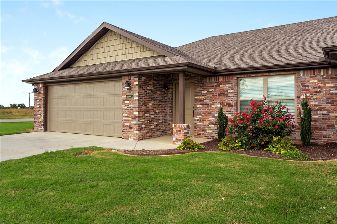 Great townhome close to restaurants and retail. Granite countertops. Stainless appliances including a fridge. Bentonville West School District.