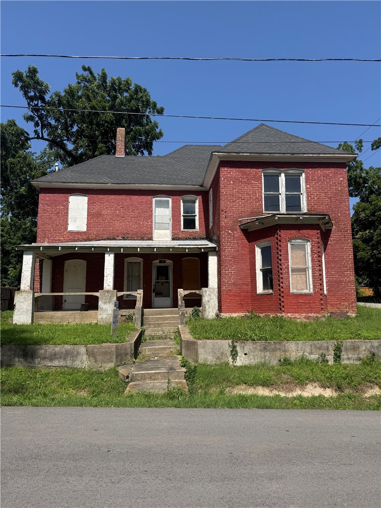 This home is situated in the designated area  for revitalization, including a Walmart coming in close by! 
One block away from Marr’s Mercantile, The Ravington, and City Park. Don’t miss out on a chance at this unique property that can become so much more! This home is also listed on the Arkansas Historic Registry.  Get in on this excellent opportunity in the heart of Centerton while you can.