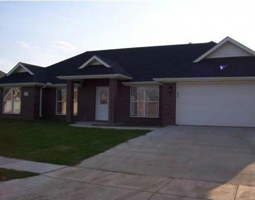 4 bedroom, 2 bath home for lease just outside of Fayetteville. Split floor plan, gas log fireplace, privacy fenced backyard. Call for a showing today! No showings until April 1st.