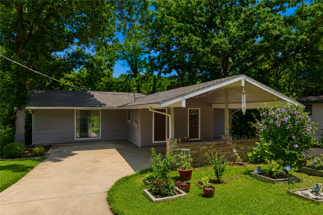 Space, lifestyle, and one of Arkansas's top school districts 4 Cummings Lane checks many boxes for families ready to put down roots in Bella Vista.
This 5-bed, 3-bath home with 2,416 sq ft and a finished basement gives growing families the room they need, with an updated kitchen and updated bathrooms that make it move-in ready from day one. The finished basement adds flexible space for a playroom, home office, or guest suite.

Bella Vista is one of NWA's most beloved communities tree-lined streets, lakes, trails, and a relaxed Ozark pace of life just minutes from Bentonville's restaurants, shops, and employers. And it all comes with access to the Bentonville School District, rated the #1 school district in Arkansas.

This is the lifestyle many NWA families are searching for.