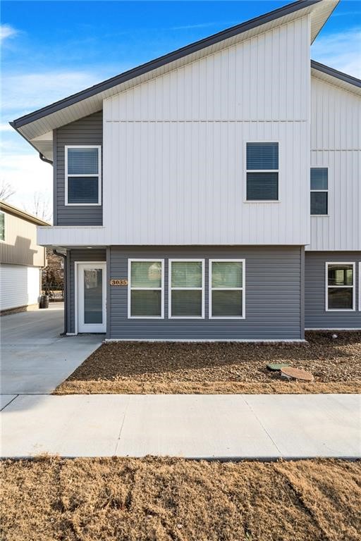 Newly constructed 3 bedroom 2.5 bath luxury duplex located one block off MLK. This home features an open floor plan with a modern kitchen, granite countertops and SS appliances. All bedrooms are upstairs and the property features a one-car garage. Refrigerator, microwave, washer/dryer included.  Apply at PrimeNWA.com