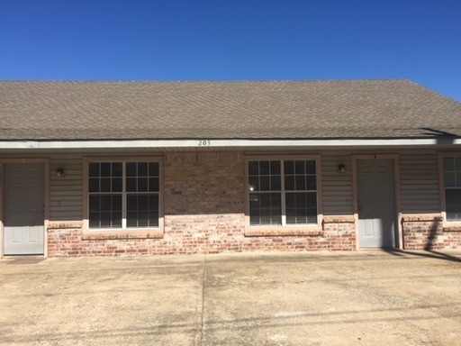 Great Location!!! Close to Downtown Bentonville. This 2 Bed 1 bath duplex includes washer dryer, refrigerator and lawn care