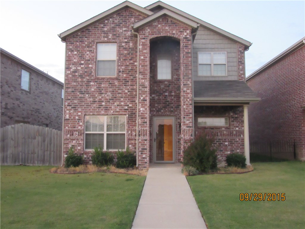Beautiful townhome in the Carrington Parke Subdivision. Features include 3 bedrooms and 2 baths upstairs and half bath downstairs, granite countertops, huge master with jacuzzi tub and walk in closets, minutes from JB Hunt and I-49.