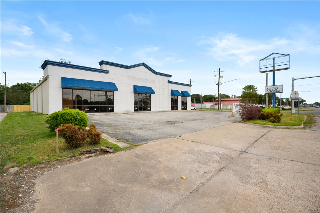 Prime commercial opportunity in a high-visibility location. This 7,200 square foot Retail building at 500 Hwy 463 N in Trumann, AR sits on a desirable corner lot, offering excellent exposure and easy access for customers.

The property features a spacious, open layout that can accommodate a variety of retail or commercial uses. Large storefront windows provide great natural light and strong curb appeal, while the prominent corner positioning ensures steady traffic flow and maximum signage visibility.

With ample space for retail displays, offices, or showroom areas, this building is well-suited for an owner-user or investor looking to expand their portfolio. The location offers convenient access to major roadways, making it an ideal spot for attracting both local and passing traffic with a VPD of 6,400 and Zoned C-2.