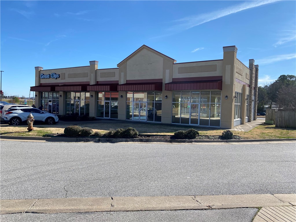 Great retail location, MLK Jr Blvd frontage with signage opportunities. Currently completely open space. High traffic area to University of Arkansas, going home side of the road to Prairie Grove and Farmington. Low-cost Shell Condition.