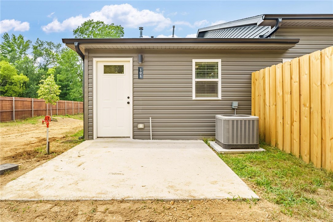 2BD/2BA apartment offering approximately 1,000 sq ft of modern living space. This spacious unit features an open living and dining area, and abundant natural light. Both bedrooms are generously sized. Enjoy a comfortable, functional layout designed for everyday living. Conveniently located just minutes from downtown Rogers, shopping, dining, parks, and local attractions.