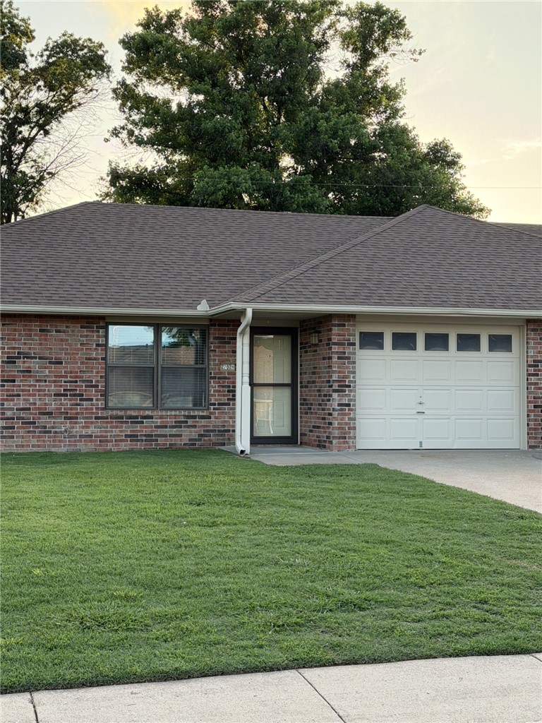 Charming 2-bedroom, 1-bathroom duplex unit available for lease in Springdale.  This well-maintained home features a functional utility area and a bright sunroom.  Convenient location near Tyson Foods and Highway 71B with easy access to shopping and dining.