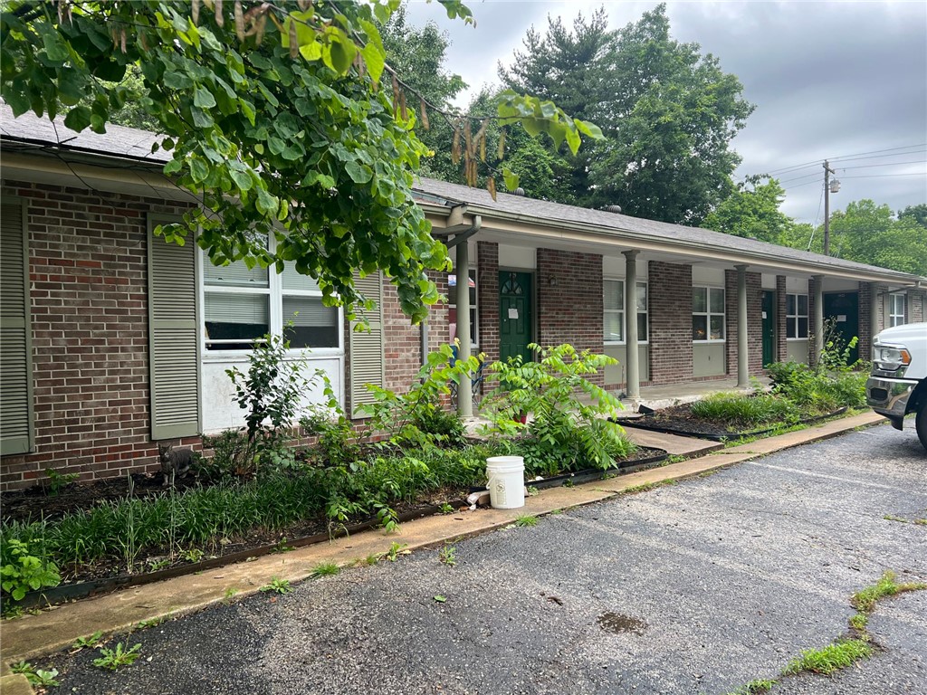 Charming 2BD/1BA located in a peaceful setting near Beaver Lake and Highway 12. This ground-level unit features an accessible layout, comfortable living spaces, hard-surface flooring, and off-street parking for added convenience. Enjoy a shared outdoor area and a quiet atmosphere while remaining just minutes from Rogers amenities, shopping, dining, and recreation.