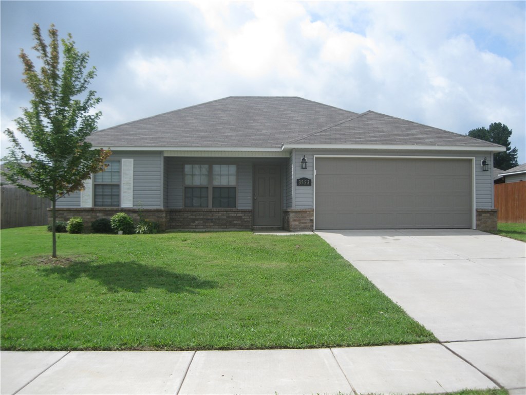 Gorgeous home in the Eastview Subdivision. Features include 3 bedrooms, 2 full baths. 2 car garage. Refrigerator provided for tenant use. Privacy fenced back yard !