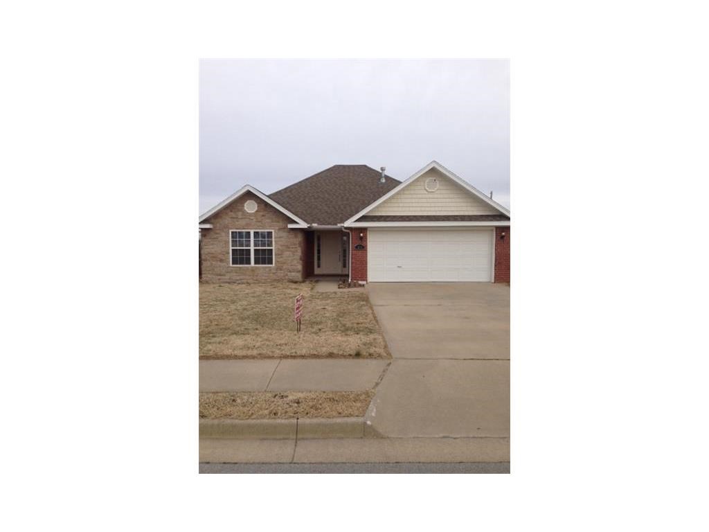 3 bedroom/2 bath home in Centerton. Open kitchen and nice backyard.