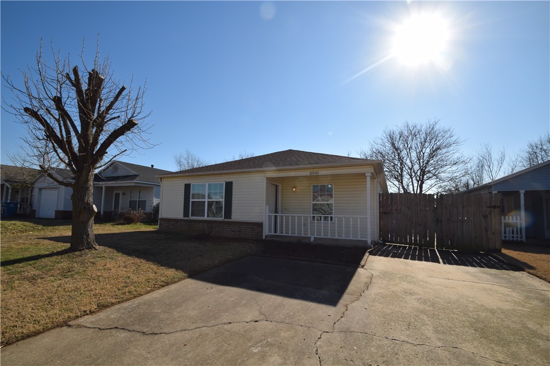 Great location in Bentonville you can walk to the new Wal-Mart Home Office and just minutes from downtown Bentonville! Home has just been updated and has new stainless appliances. This home has 3 bedrooms, 1 1/2 baths, large living room and great back yard with privacy fence. All appliances convey, including refrigerator, washer and dryer. No smoking. Pet's negotiable with additional deposit, owner must approve.