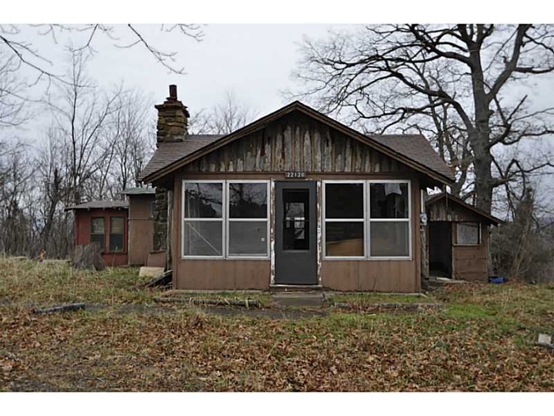 THIS PROPERTY HAS GREAT VIEWS, PERFRECT FOR  SOMEONE WHO ENJOYS FIXER-UPPERS.  HOUSE WILL NOT QUALIFY FOR FHA OR RD FINANCING, MOST LIKELY CASH PURCHASE PROPERTY SOLD AS-IS.
