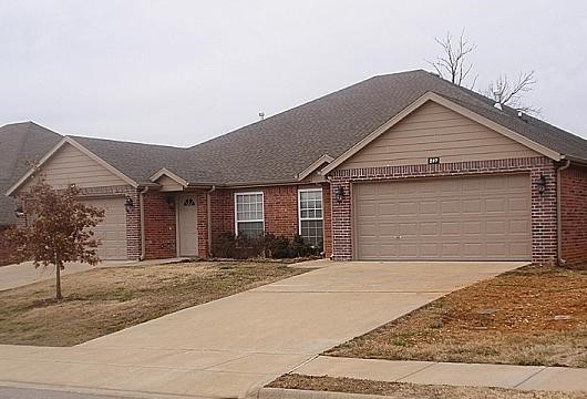 Nice Duplex in Copper Oaks S/D. Unit has several amenities including granite countertops, ceramic tile in wet areas, Gas log fireplace, crown molding, jacuzzi tub in master bath, all appliances including washer & dryer, 6 Ft Privacy Fenced Yard & more! Just minutes from Downtown Bentonville & Walmart Home office. Pictures & colors may vary per unit.