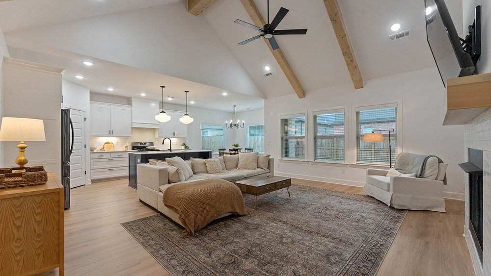 Supreme Location!Just minutes to Vaughn Elementary, XNA (airport) for all your traveling needs, close to grocery shopping, gas & more! Split floor plan.
Neighborhood pool & other amenities .