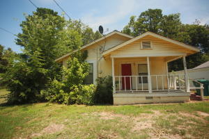 Great opportunity for a flip house, first time buyer, investment or a place to call home. This home is conveniently located in Russellville, and has 3 bedrooms, 2 full baths and a laundry room. Could use some fresh paint, yard work, and some small maintenance items to be perfect. Come out and look today!