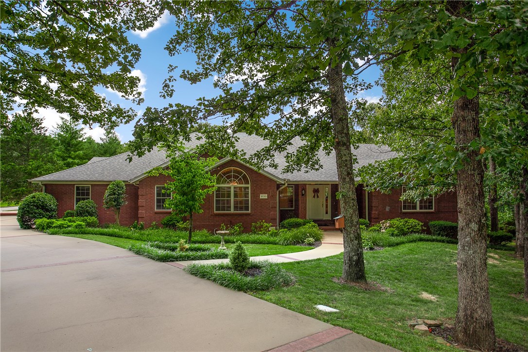 Gorgeous one owner home on a beautiful 1.36A corner lot in Savanna Estates. Backyard w/ brook & mature trees provide privacy both indoors and out. Vandergriff/McNair Dist.,close to shopping,banking,restaurants & more. Thoughtful design elements include spacious kitchen,wood floors,split floorplan,oversized rooms,shop w/ 220 elec,& drainage system to include down spouts. Add HVAC to 897 sqft of finished walk out basement space (not included in total sqft) to customize. Bsmnt w/ separate garage & entrance.