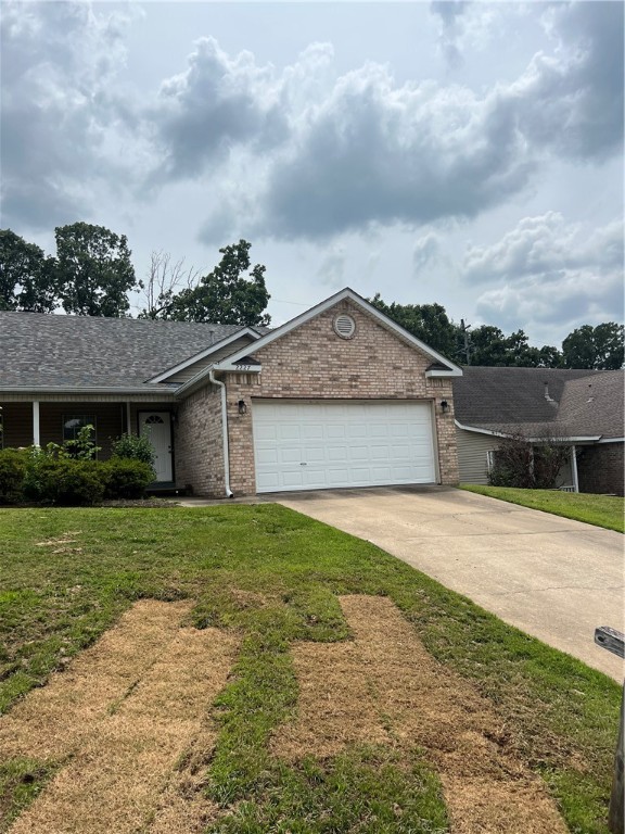 Spacious duplex with high living room ceilings and a privacy fenced backyard add to this home's great location. Close to Fayetteville Business district, Lake Fayetteville, and the Razorback Greenway. Open floor plan downstairs, with 3 beds, 2 baths, and spacious closets. Don't miss out on this opportunity!