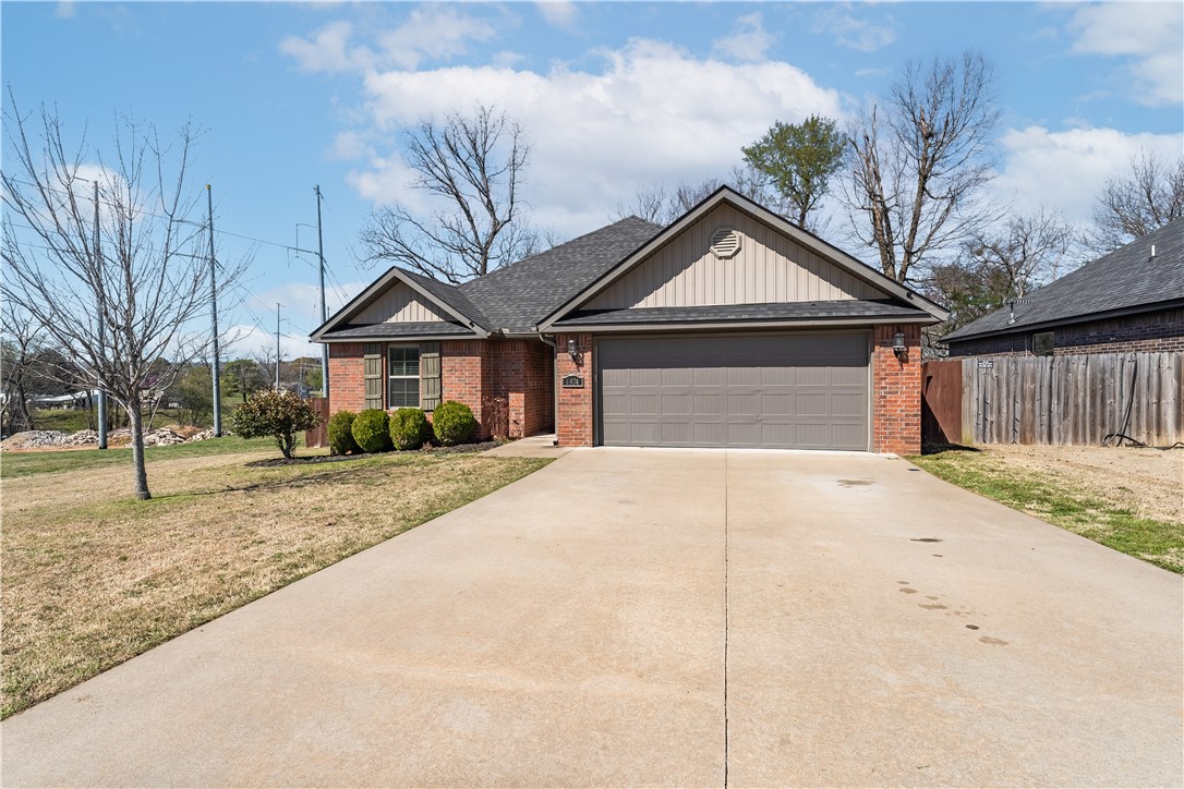 Perfectly placed in th East side of Fayetteville this three bedroom, two bath house with granite countertops is exactly what you have been looking for. Don't wait as this will not last long.