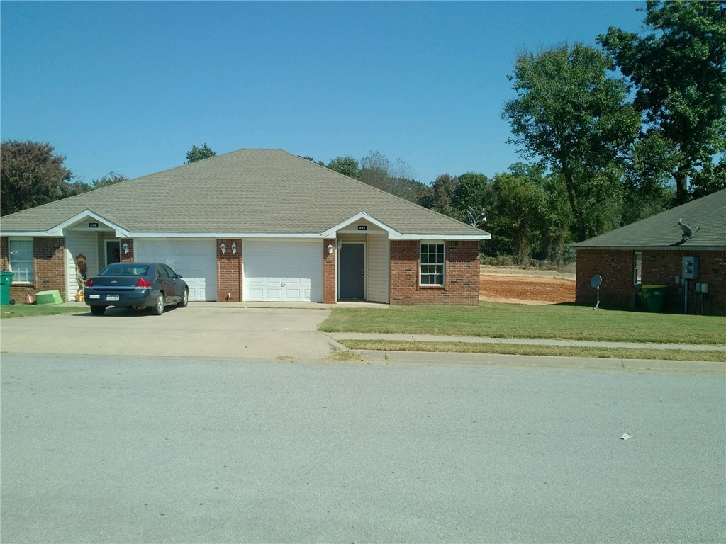 Nice duplex in Centerton featuring 3 bedrooms, 2 bathrooms, & 1 car garage. Carpet in living room & bedrooms. Tile in wet areas. All appliances included. New paint throughout. Nice back deck for entertaining.