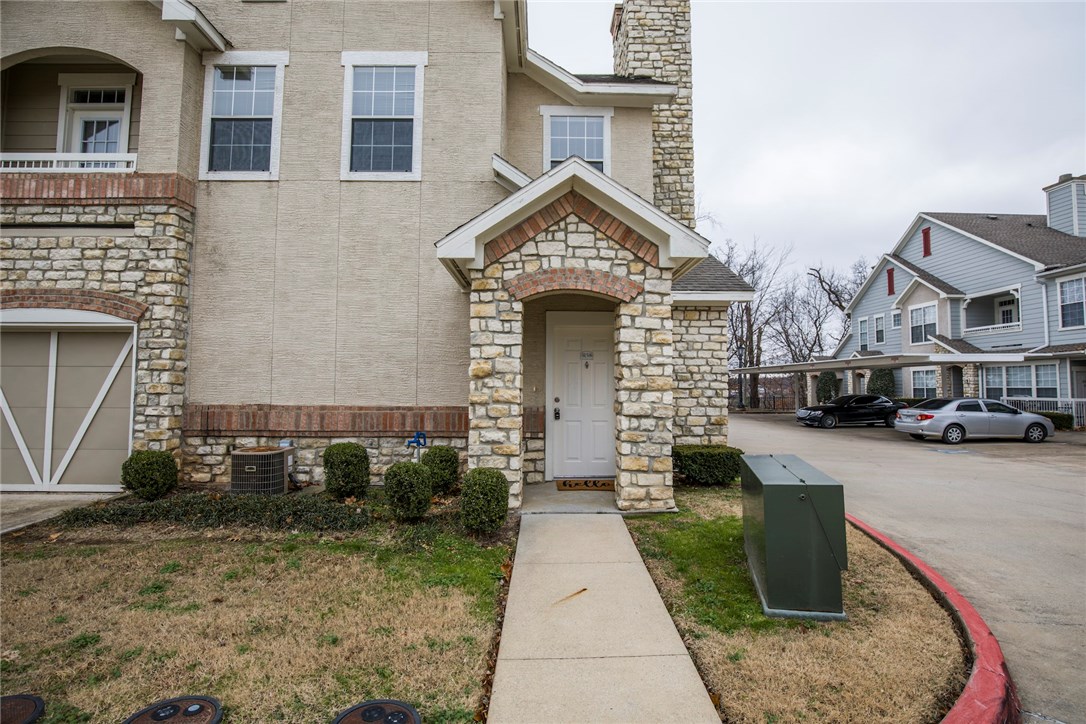 Stone Manor Condo Rogers - Residential Lease