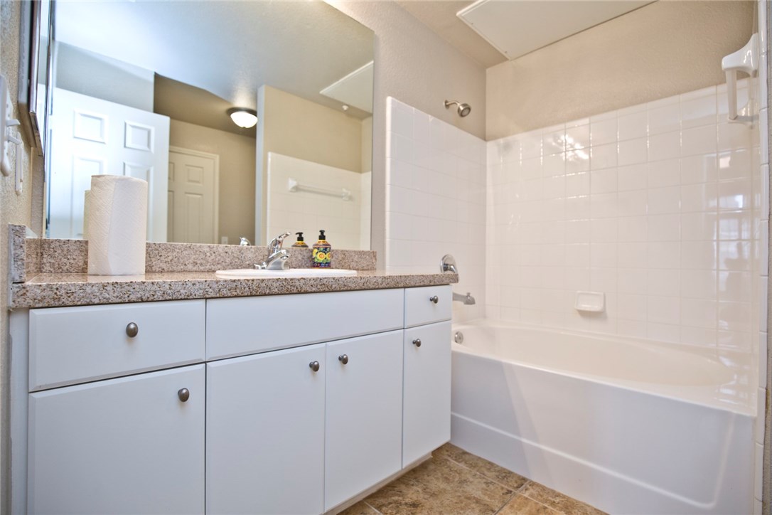 Stone Manor Condo Rogers - Residential Lease