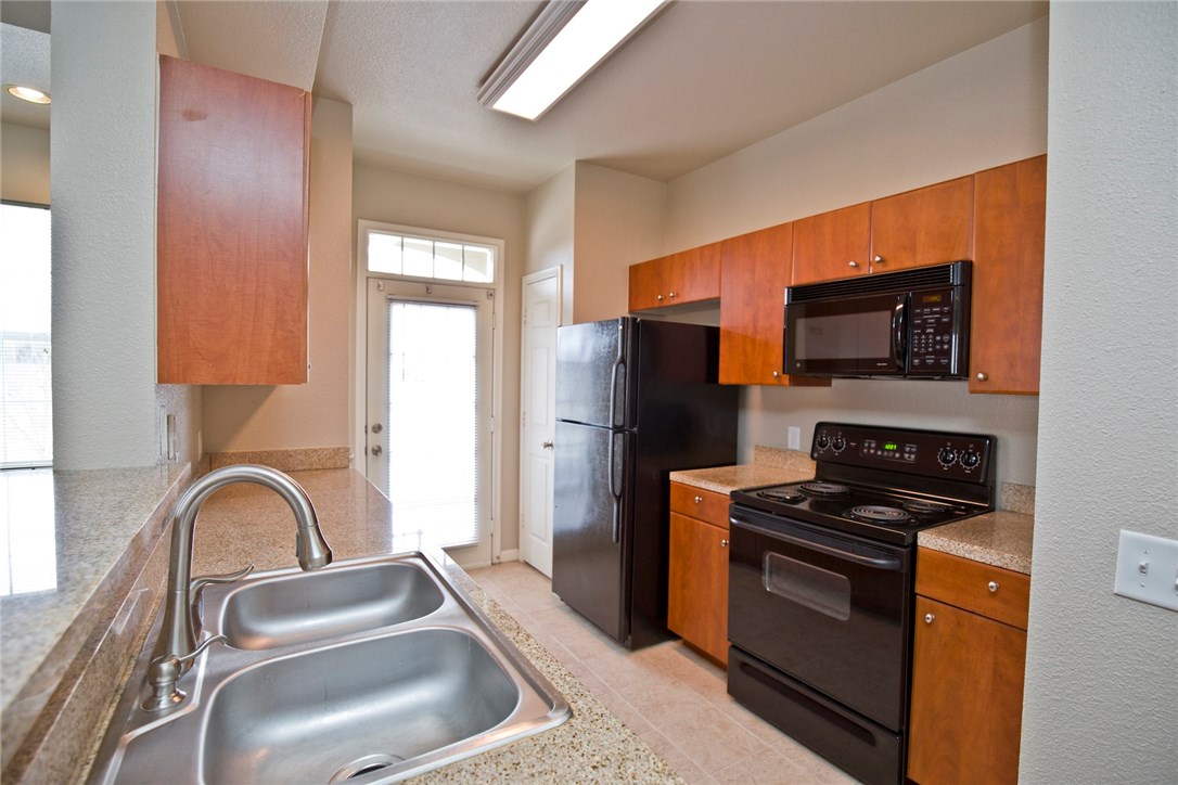 Stone Manor Condo Rogers - Residential Lease