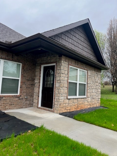Gorgeous new construction tri-plex perfect for the traveling person wanting to still have a home base. Comes with appliances, covered back patio, vinyl plank in main areas, and fireplace in living room. Beautiful kitchen with gorgeous stained cabinets and tall ceilings.
