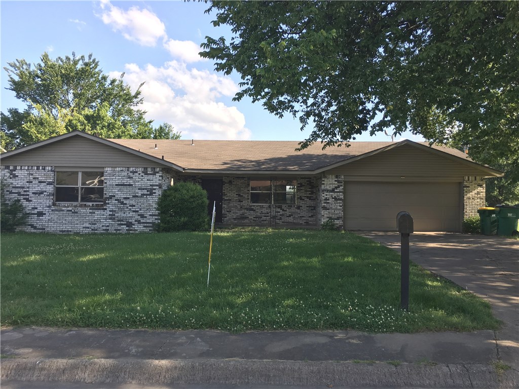 3 bedroom, 2 bath home on corner lot. New paint and new carpet. Excellent starter home or would be great rental property for an investor.