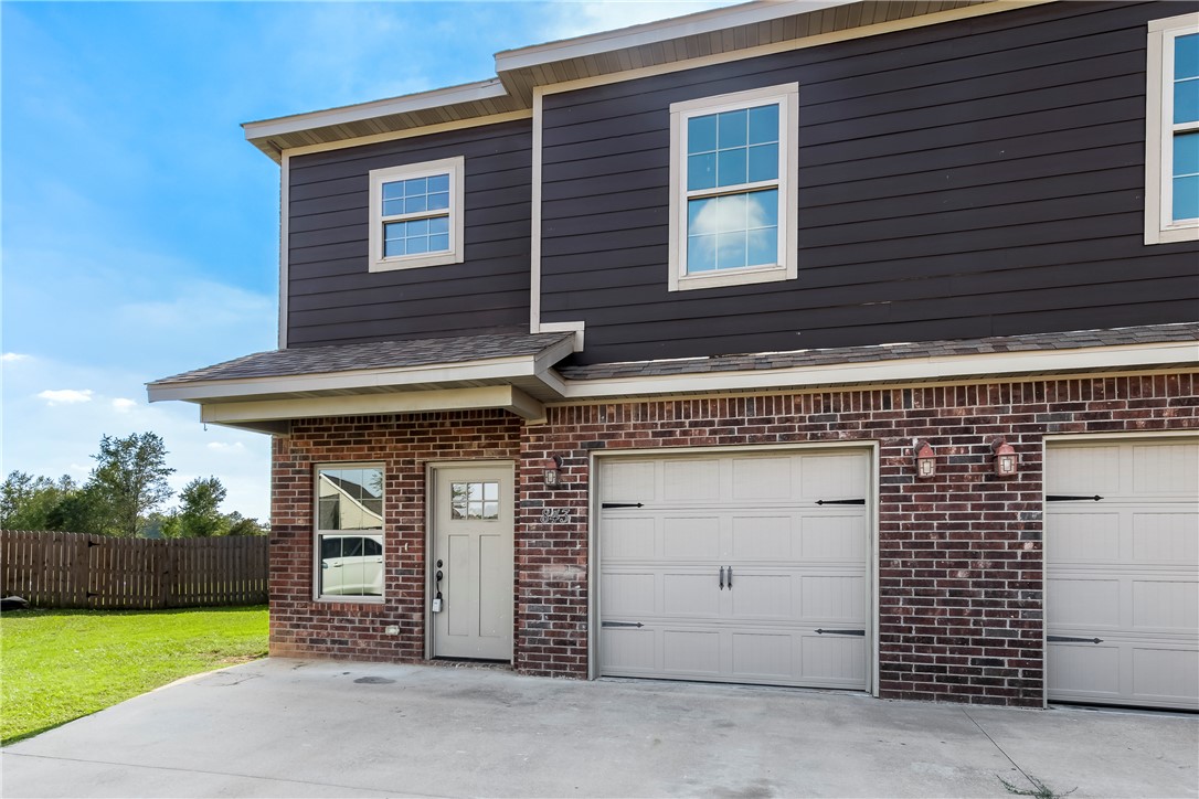 Spacious 3 bedroom townhome in a cul de sac with a privacy fenced in back yard!