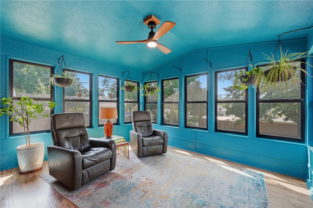 UNIT 9 HOLIDAY ISLAND - Residential