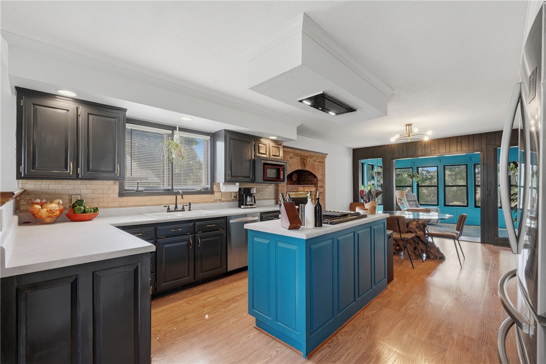 UNIT 9 HOLIDAY ISLAND - Residential