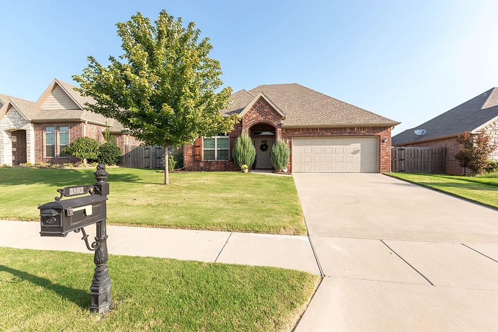 This home will knock your socks off! One owner, well maintained-move in ready. 3 bedroom 2 full bath, Riggins Construction build, low e-windows, crown molding, hand scraped hardwood flooring, granite counter tops, wired for security system, central vac. Close to all amenities of life!  Walmart Home Office, 1 mile from the brand new Apple gate trail, 3 miles from downtown Bentonville, 4 miles from Crystal Bridges!