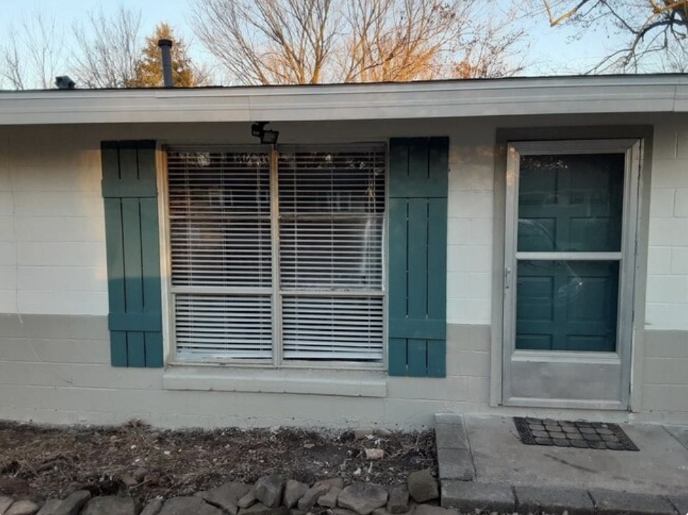 2 bed, 1 bath duplex.