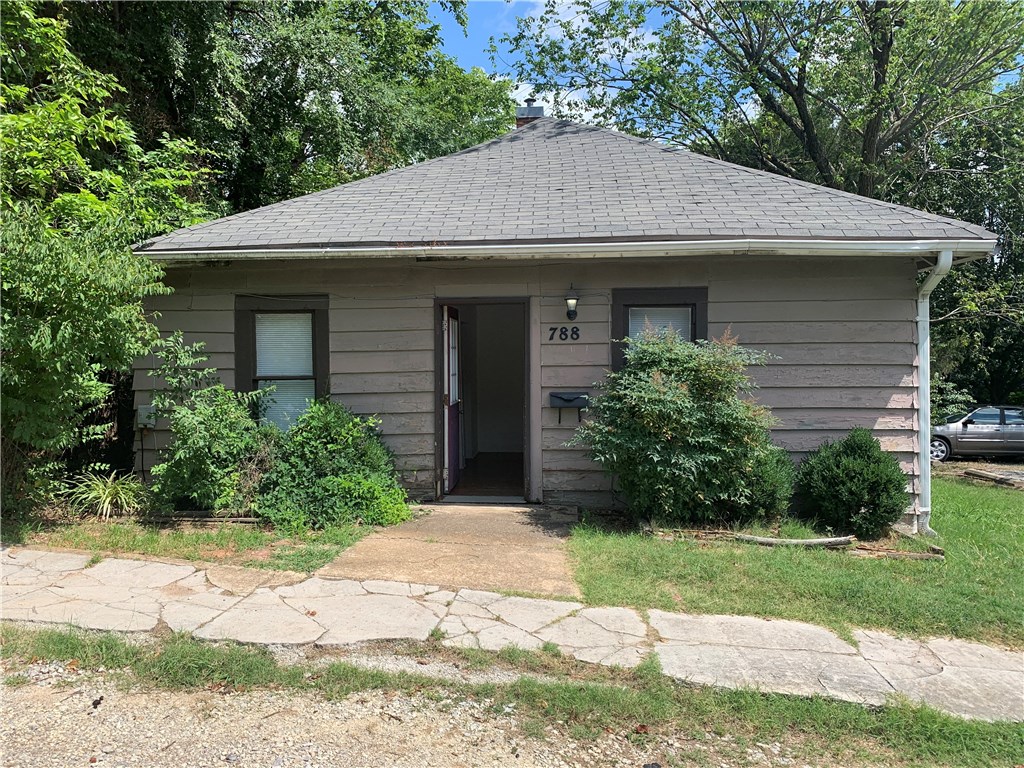 Historic home right in the center of Fayetteville! Has 3 bedrooms, but one is quite small, would be ideal for small child or an office situation. Large kitchen with gas stove and lots of windows! The home does not have a fenced yard but has off-street parking. Washer/Dryer hookups are included. Home is VERY close to the University of Arkansas, the bicycle trail, and bus​​‌​​​​‌​‌​​​‌‌​​​‌‌‌​​‌​​‌‌​​​​ routes!