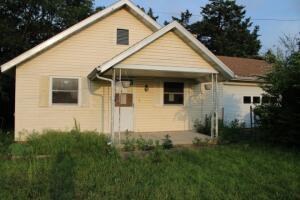 Country Setting with 1.5 acres, storage sheds, chicken coop, convenient location between Gassville and Mtn Home. Some repairs and maintenance needed. Sold ''as is'', no repairs prior to closing, Lender pre-approval letter required with offer. Actual age is unknown, sq ftg, lot size, acreage, etc, are from public records. MULTIPLE OFFER NOTIFICATION PLEASE SUBMITT HIGHEST AND BEST OFFER BY 4:00PM ON MAY 26,2023