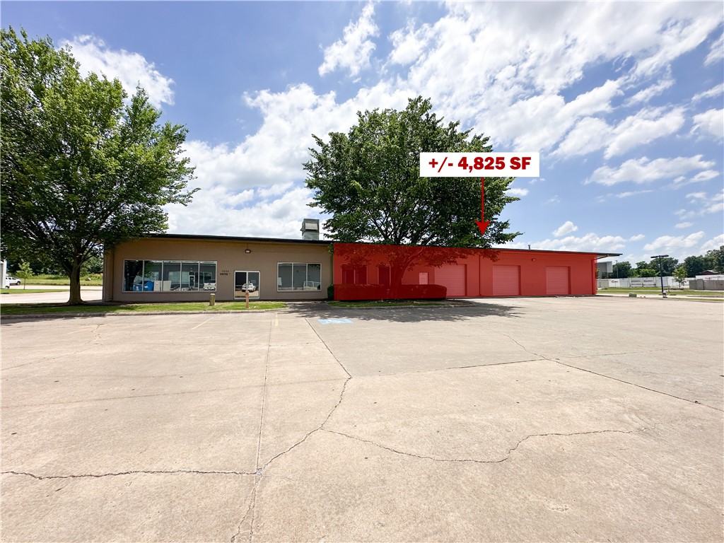 Warehouse/flex space opportunity at Har-Ber Crossing Plaza. This +/- 4,825 SF space offers 3 overhead doors measuring 10ft wide by 14ft tall, a spacious warehouse space, one restroom, two rooms that can be used for storage space, additional offices or conference room, an office, and reception area. Total
office space is +/- 1,275 SF. The warehouse is only heated, no air conditioning at this time. Prime location, situated just a mile west of I-49 and less than a quarter mile from the 412/112 intersection, ensuring easy accessibility. Ample parking for employees and visitors. Modified Gross Lease with tenants
responsible for $495/mo for all utilities in addition to rent. Take advantage of this well-placed space to elevate your business!