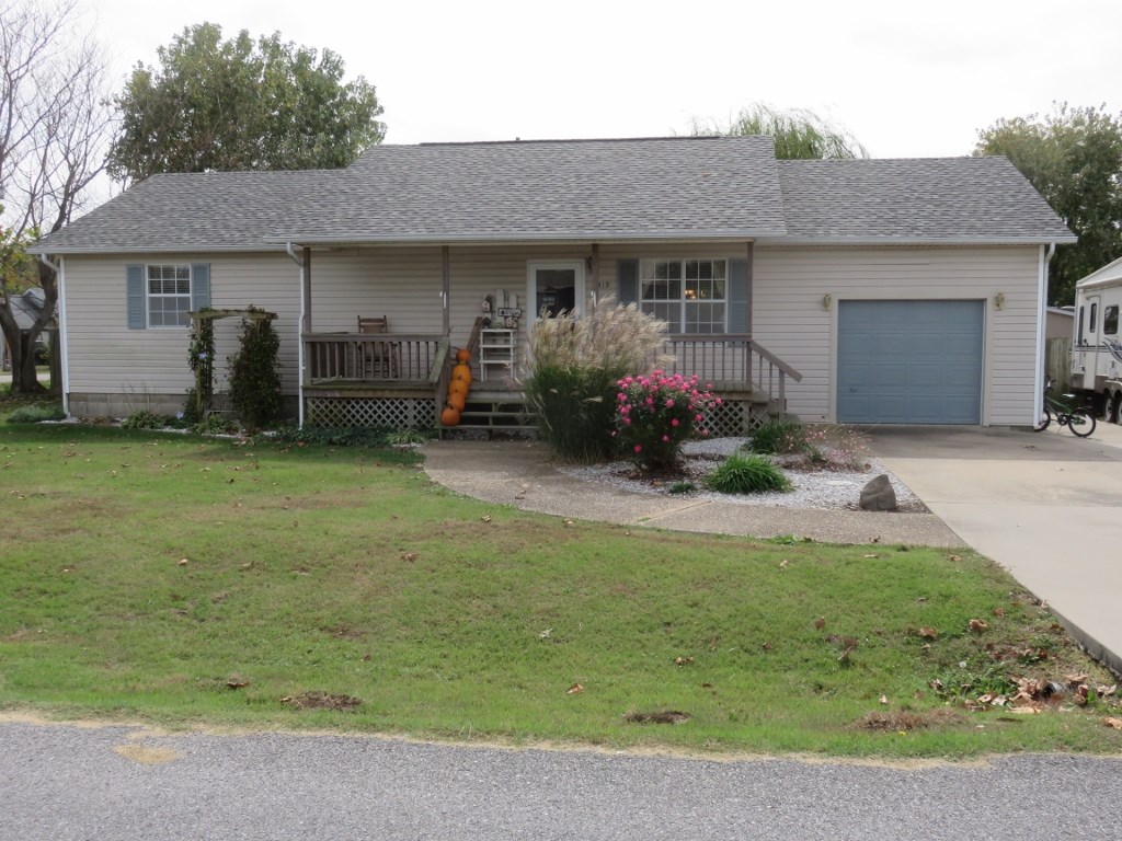 Very cute home setting on corner lot just minutes from school.  This well kept home has 3 bedrooms and 2 full baths with a bonus room that is the kids play room.  The back yard is fenced for the pets with a nice workshop/storage building. There are several garden spots and the back porch is covered.  great location and the perfect size for down sizing or that first starter home.