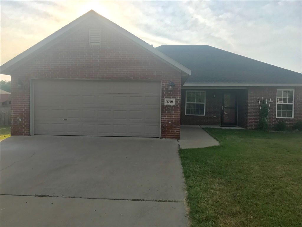 Great starter home or investment property opportunity.  This home is a 3 bed 2 bath home in Battlefield sub.  New paint through out the home in a quiet neighborhood.