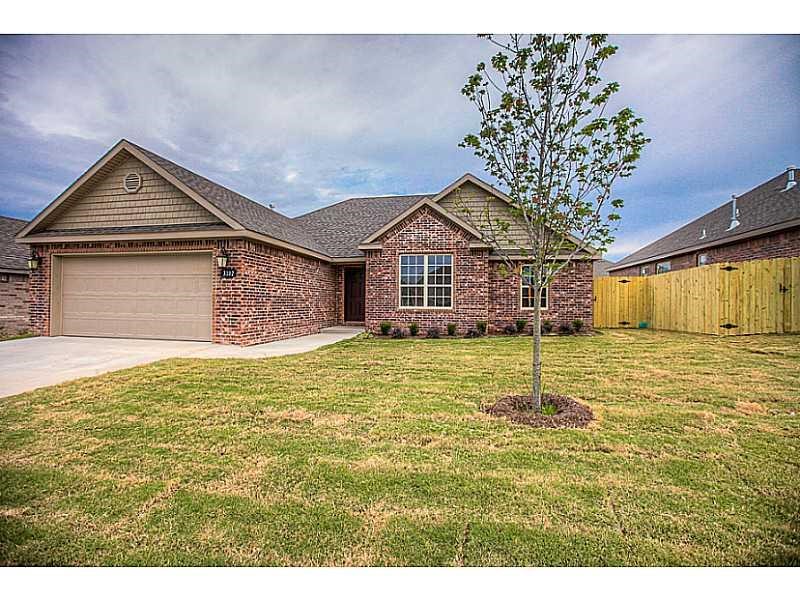 Welcome to your Next Home! This amazing 4 bedroom, 2 bath is just minutes from the Walmart Home
office, the DC's, shopping, Restaurants, the square and Everything Bentonville has to offer! This home has
Wood like tile, custom cabinets, plenty of Pantry space, Granite Counter tops, privacy fenced yard and
much more. Background and credit check required for all applicants over the age of 18. More photos to come.