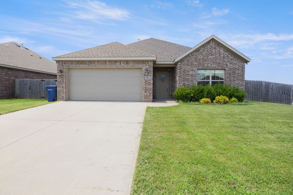 This 3 bedroom, 2 bath is ready for move-in! The main living area features wood look tile for easy clean up. The modern kitchen features an open concept making it the ideal space for hosting friends and family. Outside the covered back deck and fenced backyard provide the perfect spot for relaxing after a long day. Located on a corner lot in a fantastic neighborhood, this home is in the heart of Siloam and minutes away from downtown and all the action, while still maintaining a quiet laid-back feel.