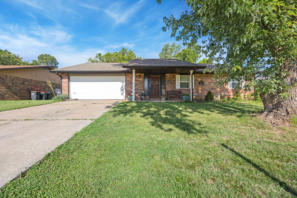 2 car garage.  Brick home. Covered patio.  Wood pattern ceramic tile.  Fenced back yard.